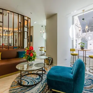 The 7 Hotel, Suites, & מלון